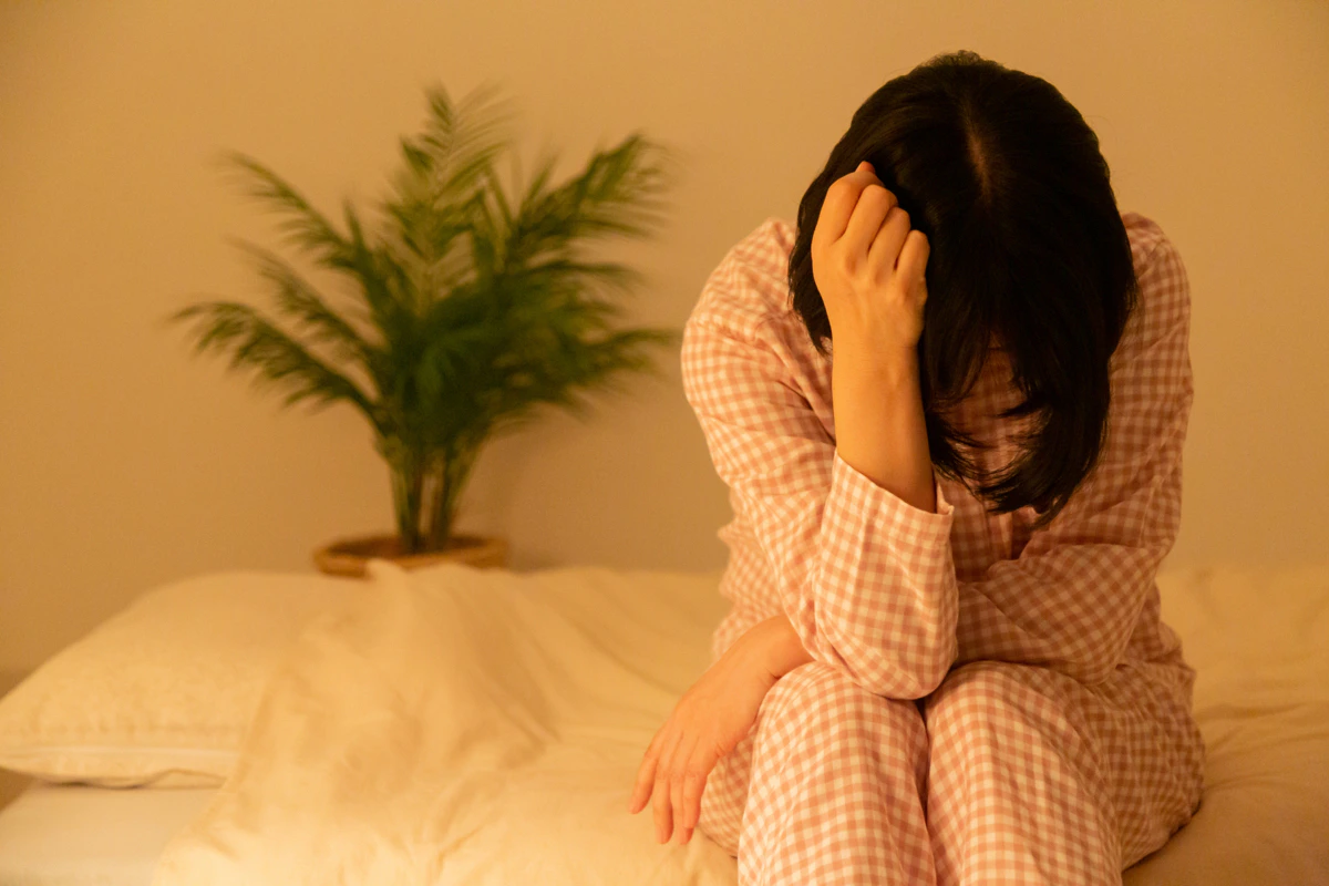 寝室　夜　泣く　暗い