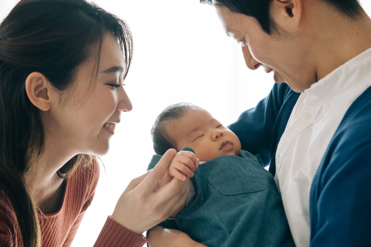 夫婦　笑顔　寄り添う　リビング　寝顔