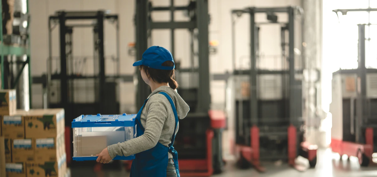 工場　女性　働く