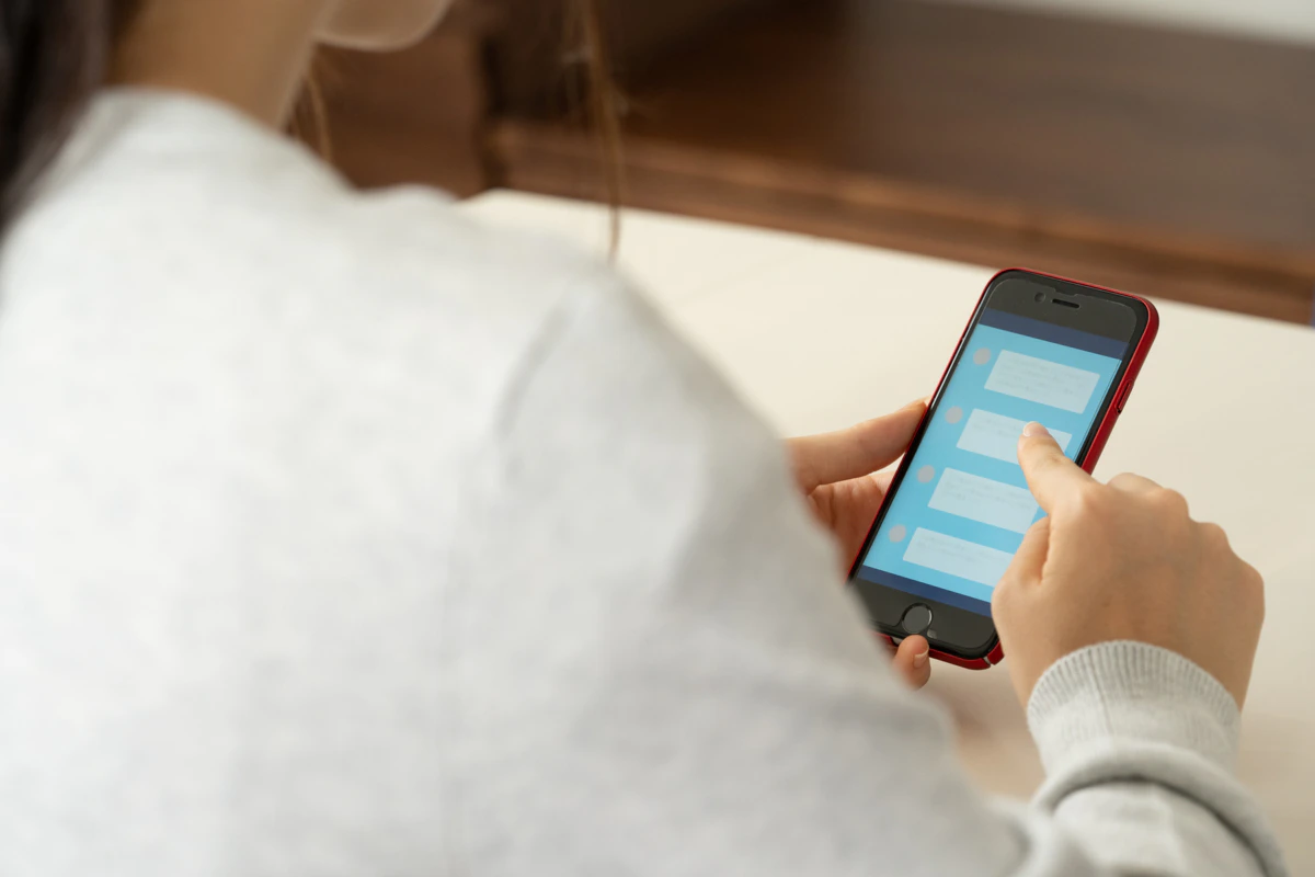 スマホ　女性　落ち込む