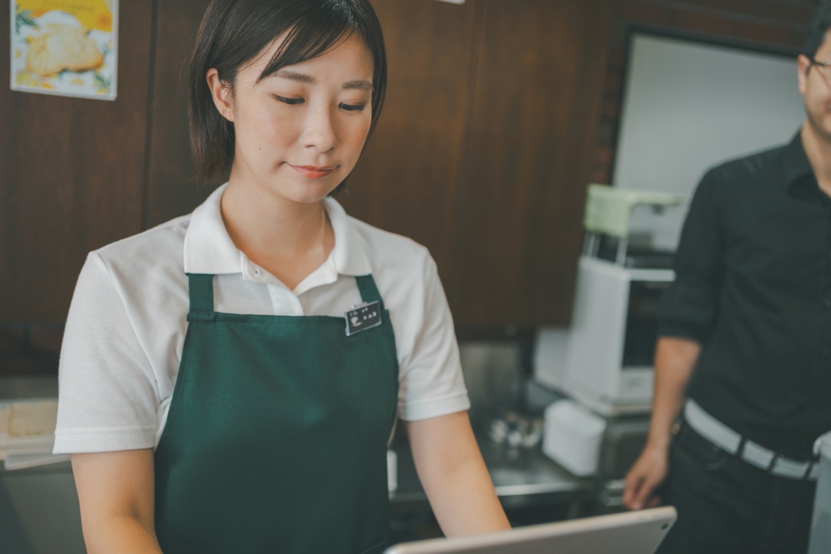 パート　うつむく