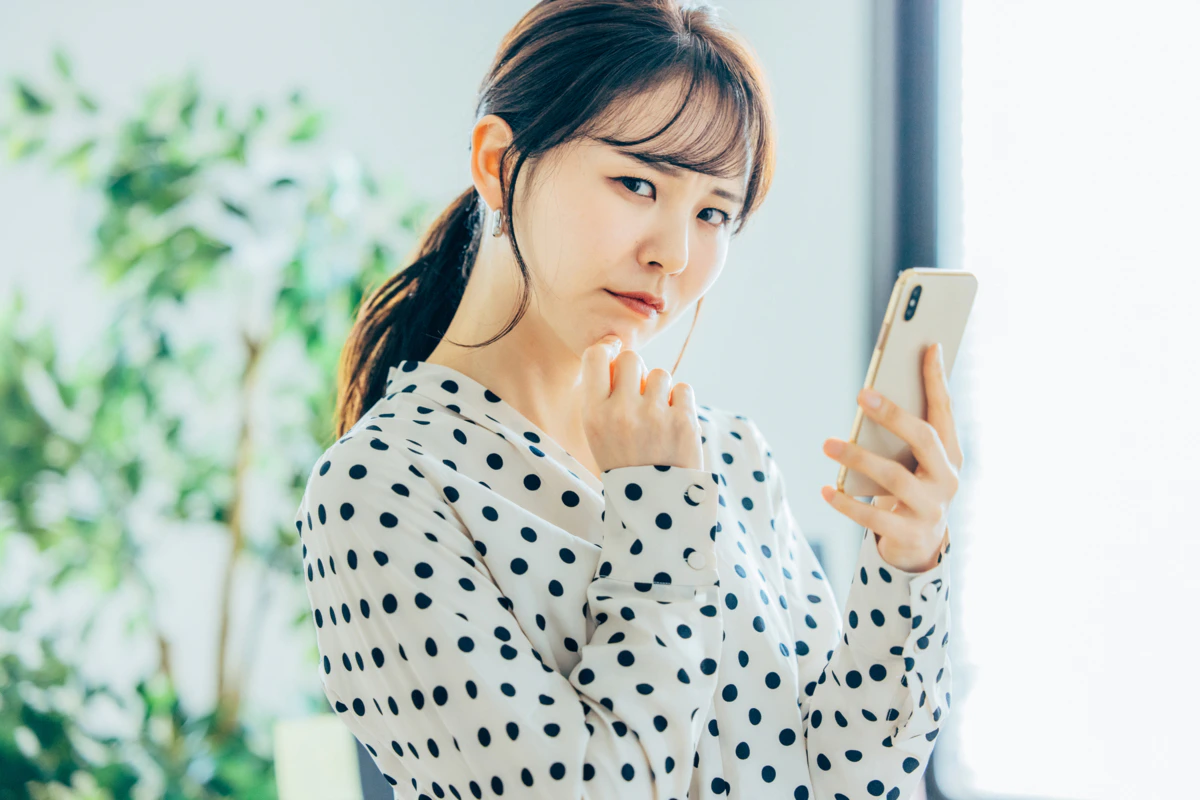 スマホ　悩む　女性