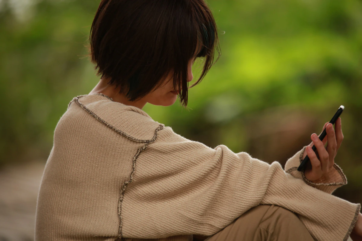 スマホ　落ち込む　女性