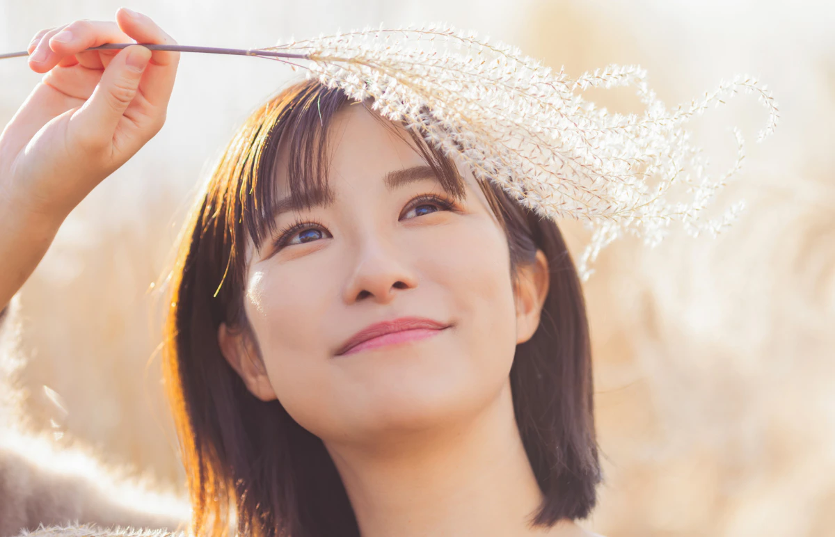 夕陽　女性　見上げる