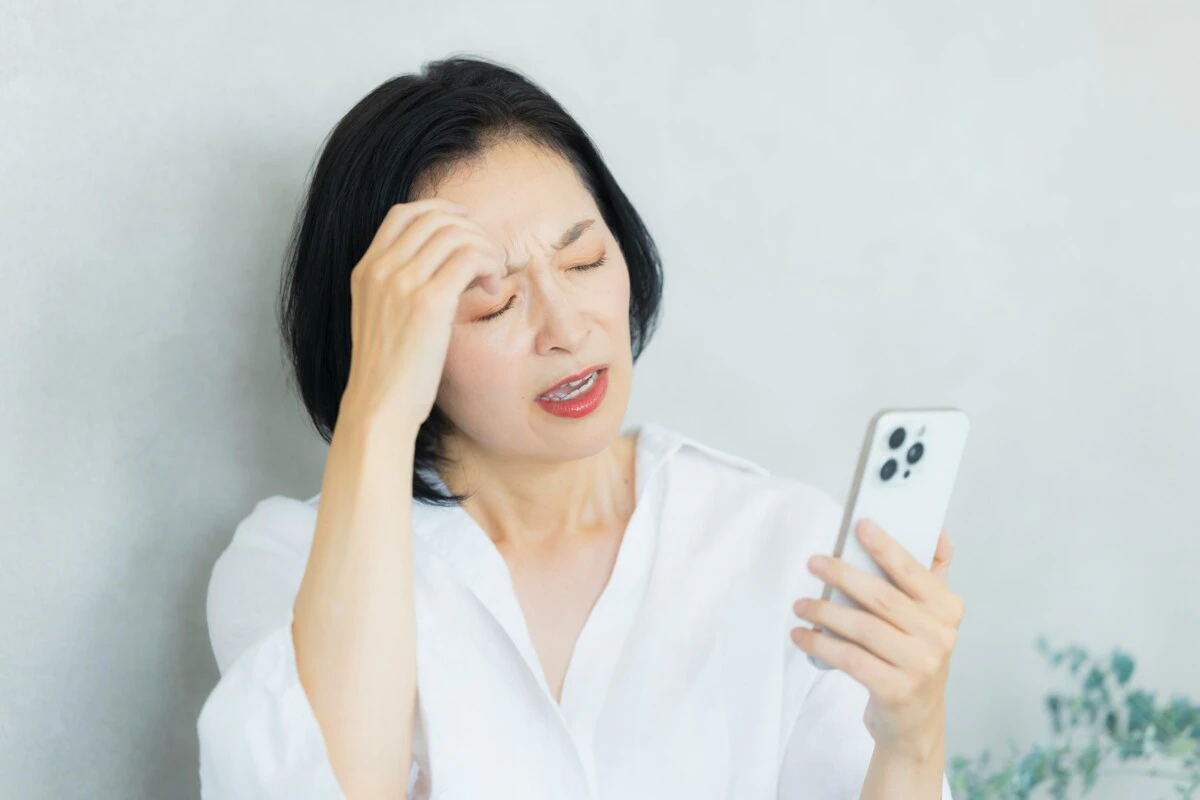 電話　高齢者　女性　怒り