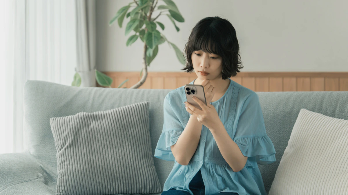 女性　悩む　リビング