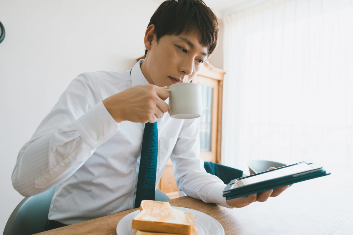 食事　朝　スマホ　スーツ