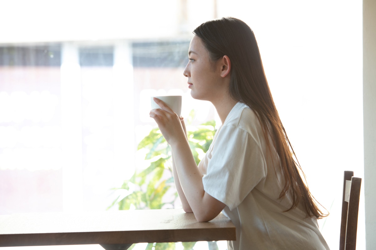女性　外食　横顔　窓