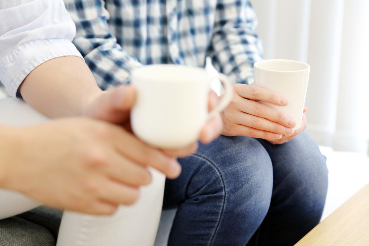 夫婦　手元　コーヒー
