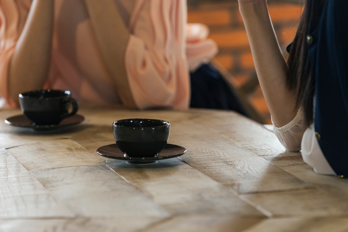 カフェ　友人　黒髪　ロング