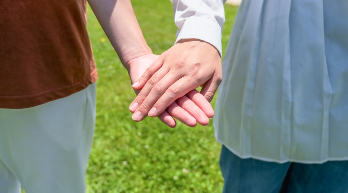 手を繋ぐ　夫婦