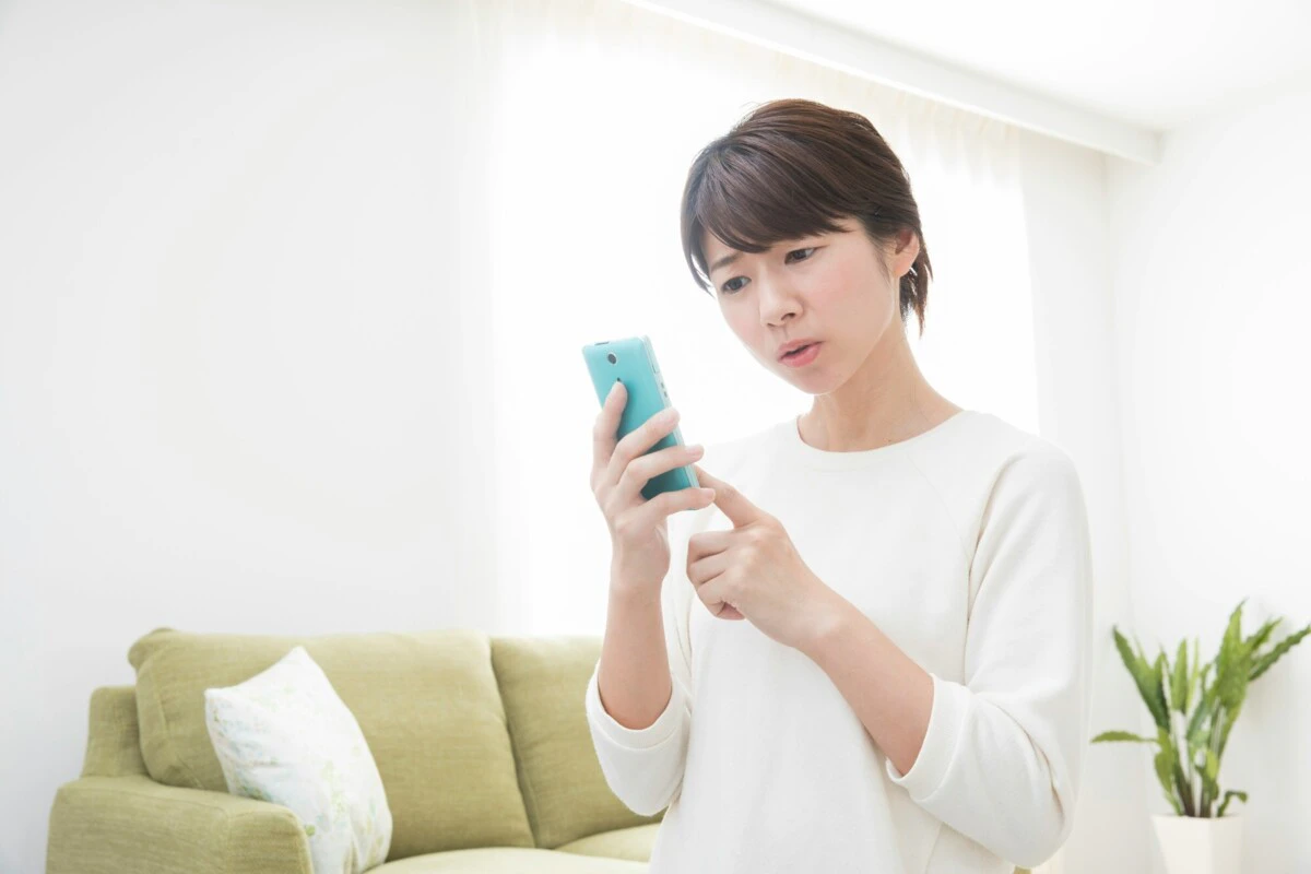 女性　スマホ　ソファ
