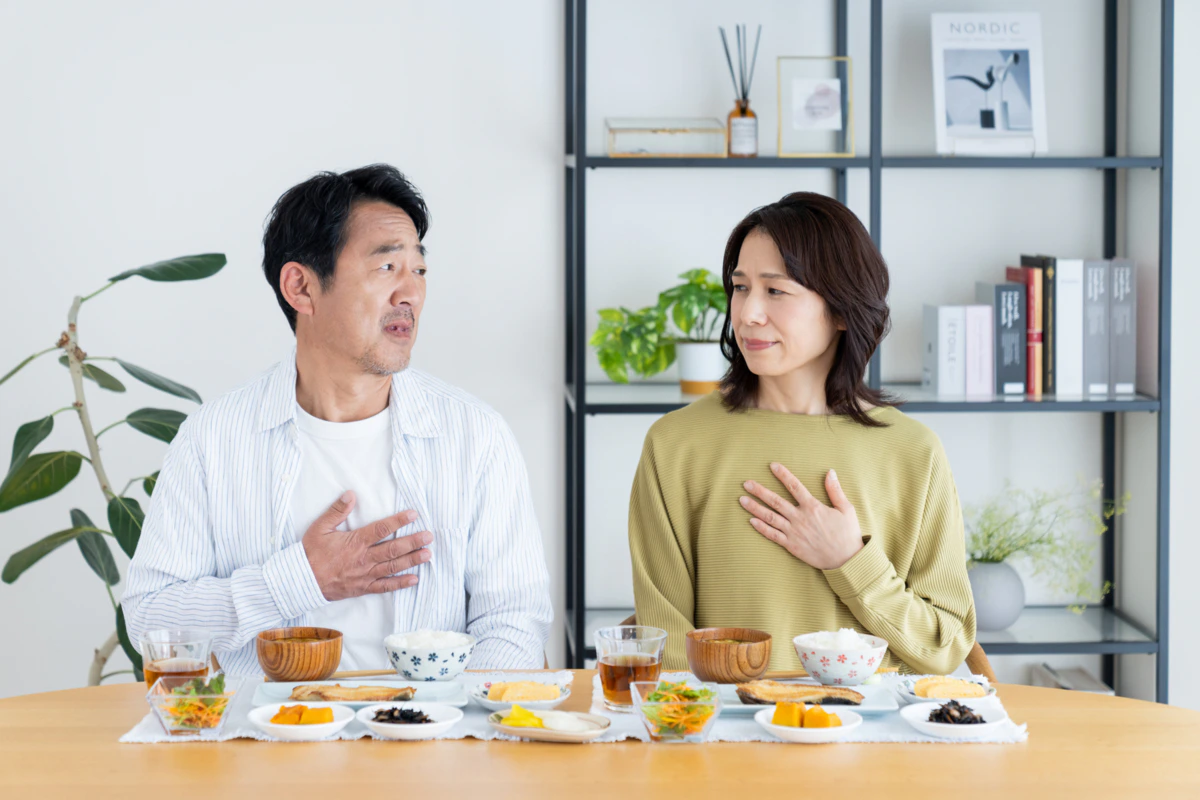 夫婦　悩む　食事