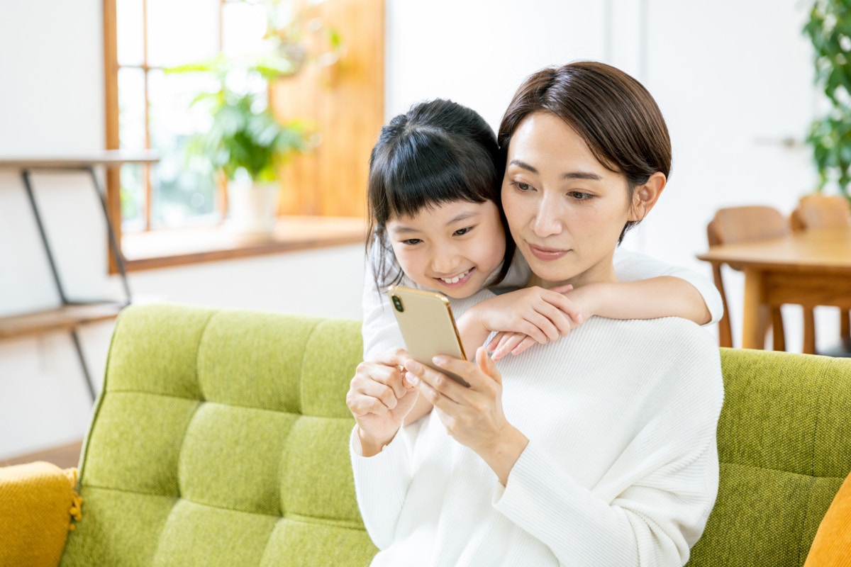 スマホ　親子　娘