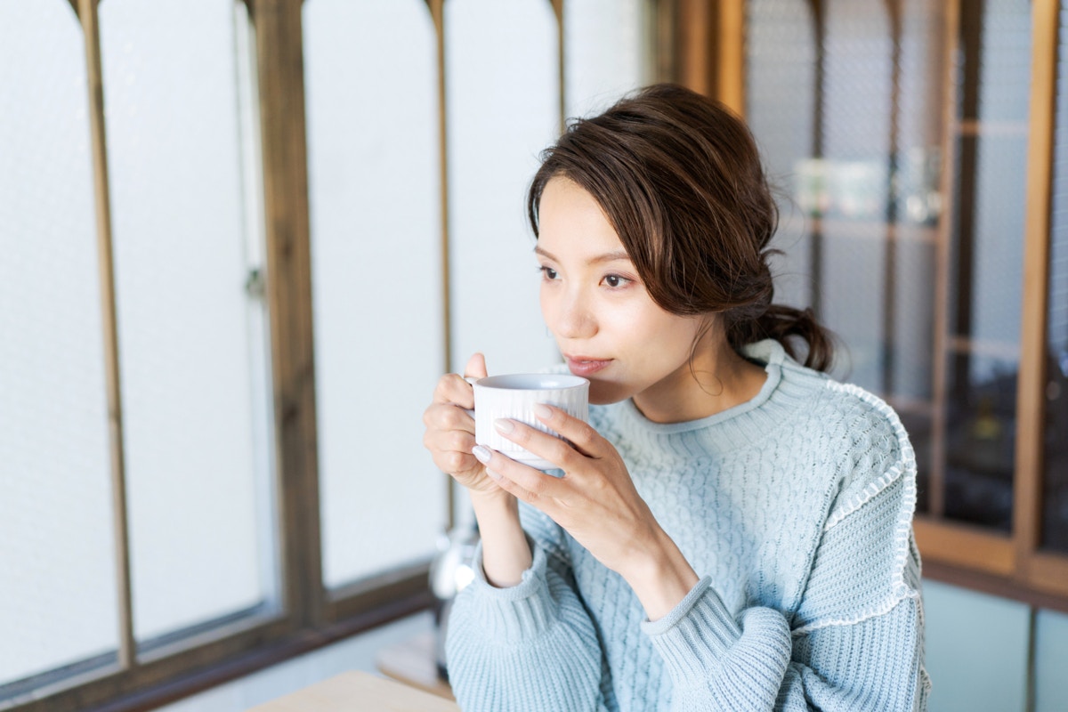 女性　お茶　真剣