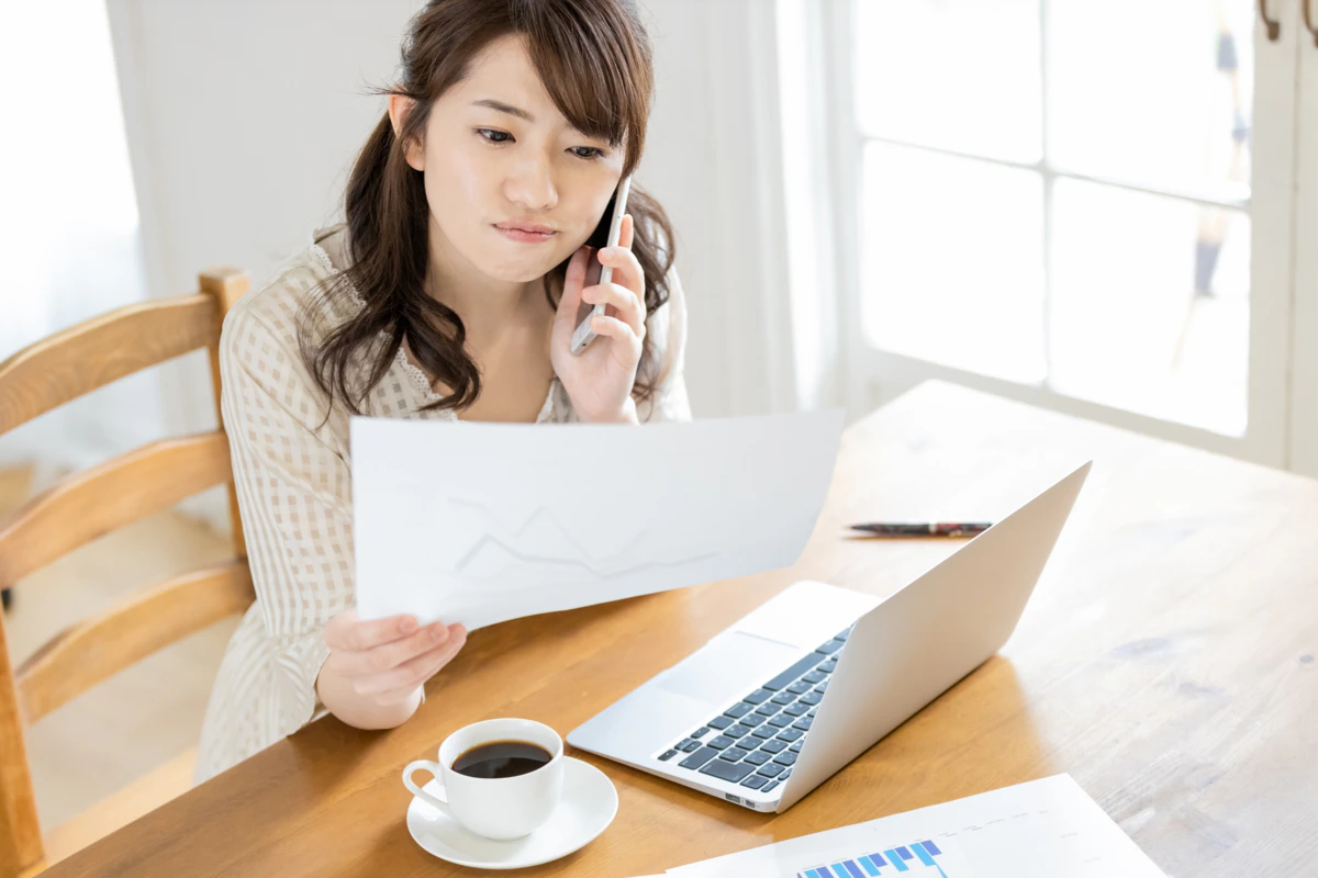 通話　自宅　　悩む　真剣　女性　聞く