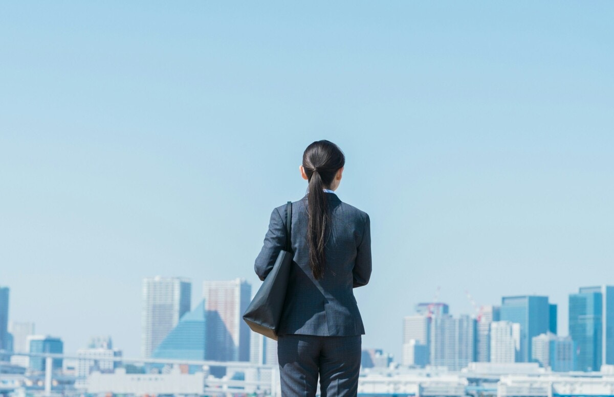 社員　空　後ろ