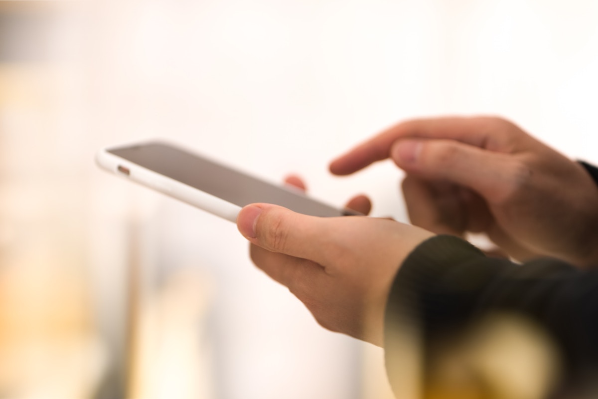 男性　スマホ　手元