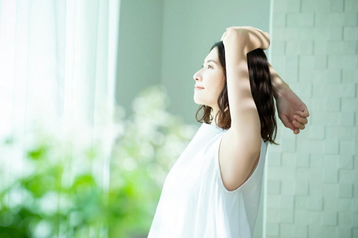 女性　カーテン