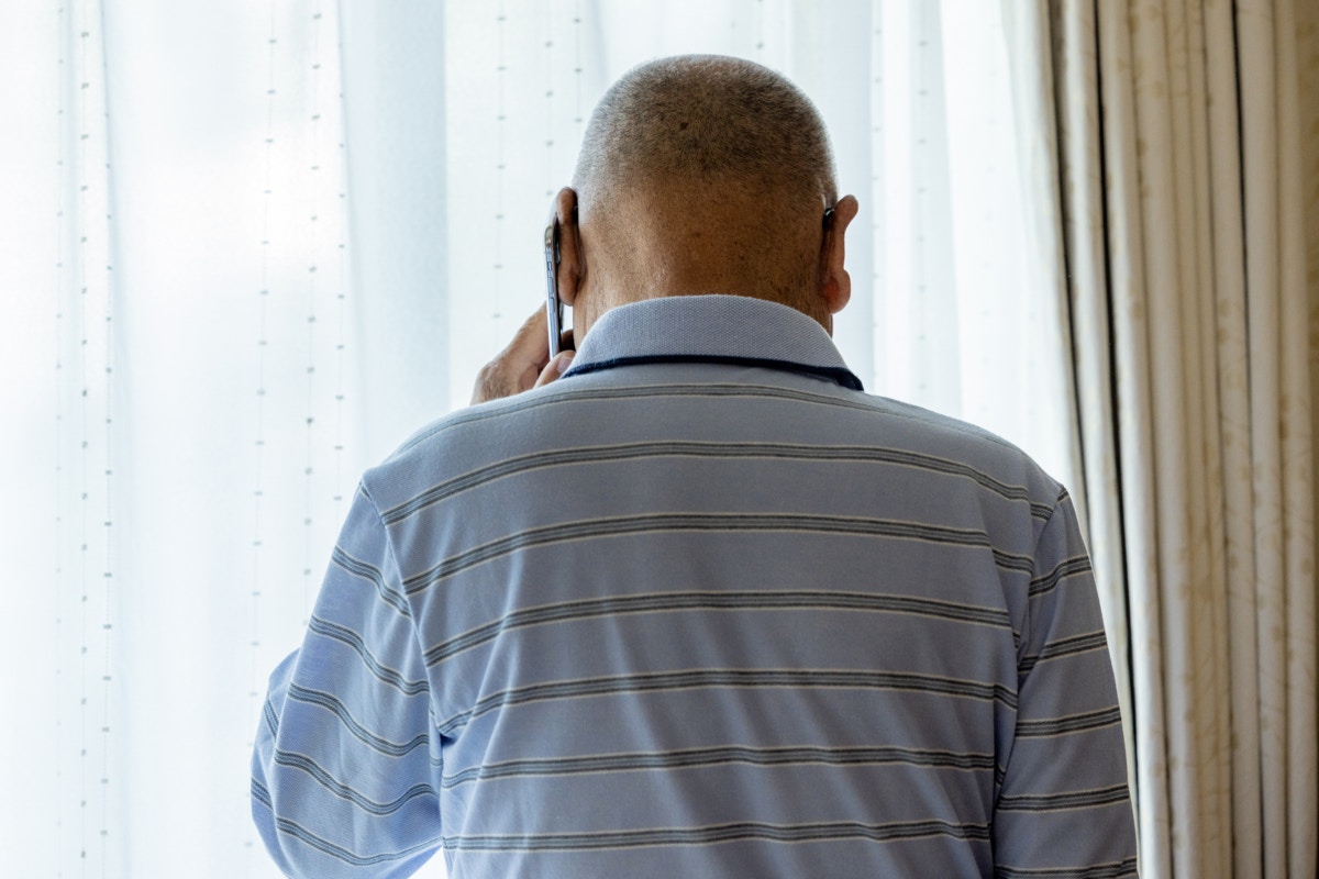 高齢　男性　背中