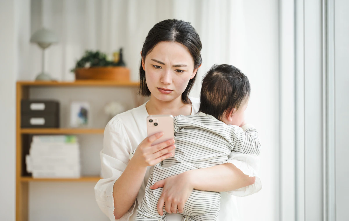赤ちゃん　　女性　家　スマホ　悩む