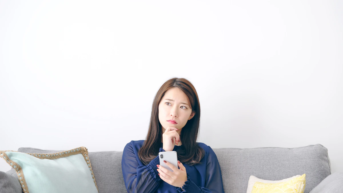 スマホ　モヤモヤ　女性　リビング