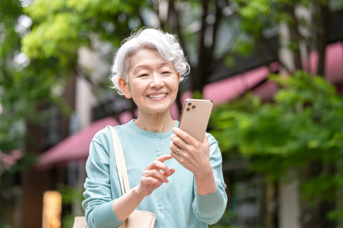 女性　スマホ　