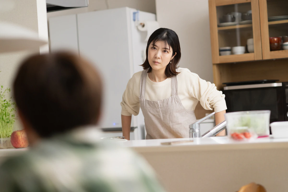 腕組み　主婦　夫