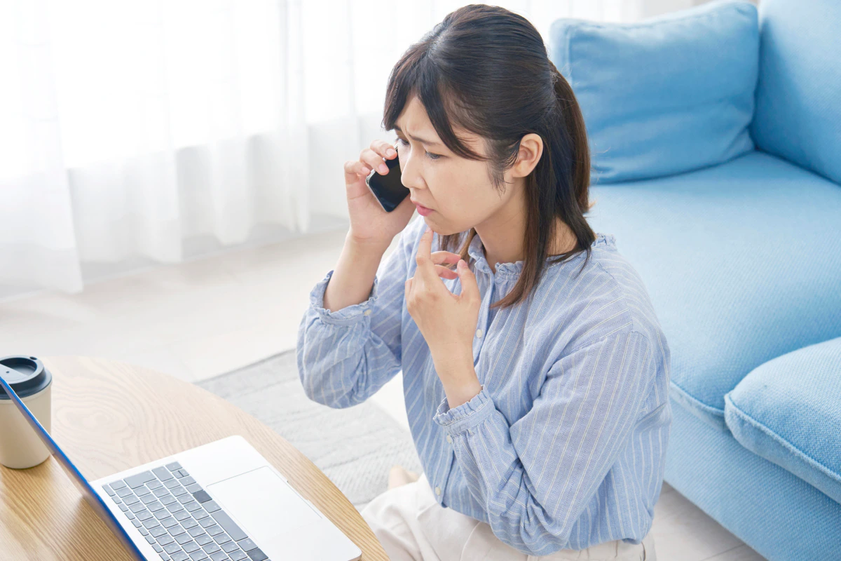 通話　若い　女性　自宅　パソコン　困る　電話