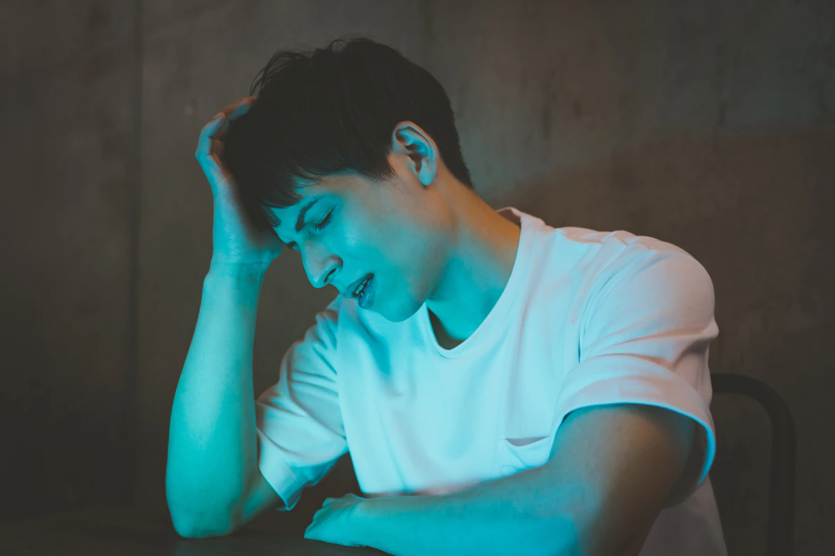 男性　夜　家　俯く