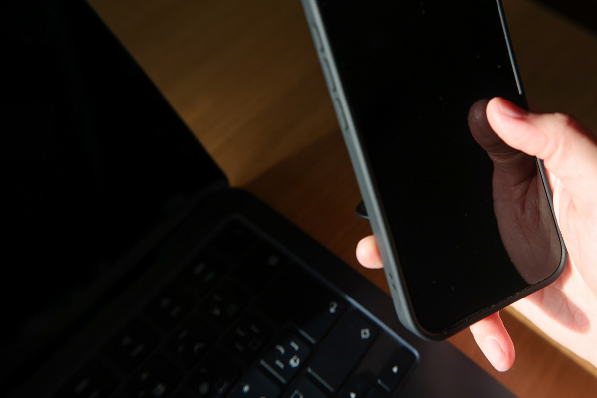 スマホ　机　夜　