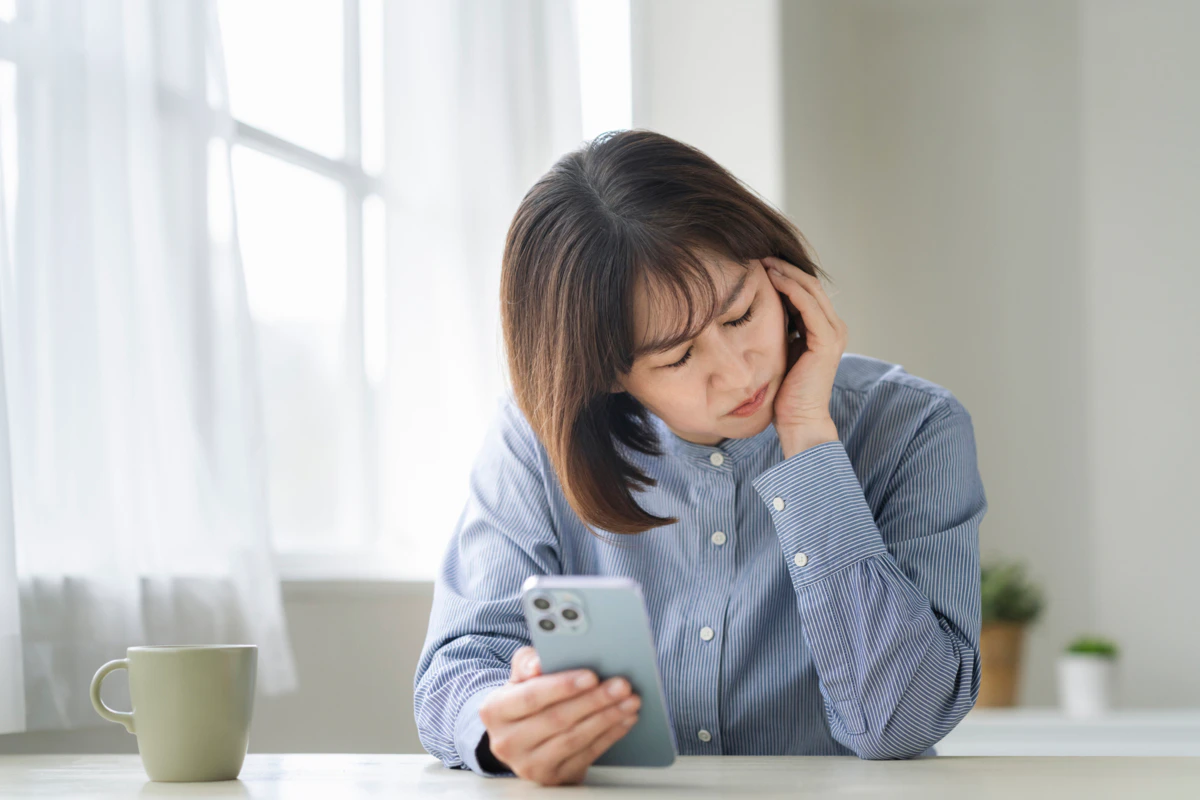 スマホ　女性　悩む