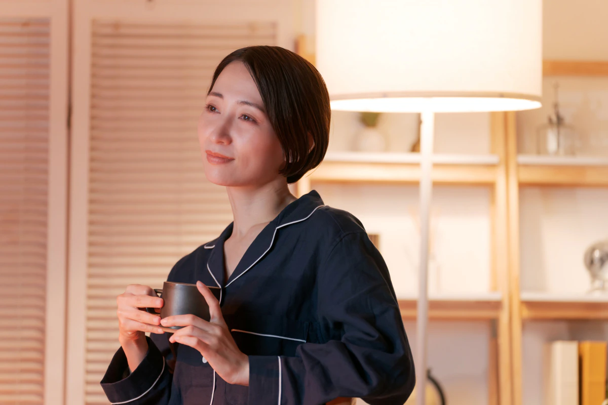 コーヒー　リビング　女性　夜