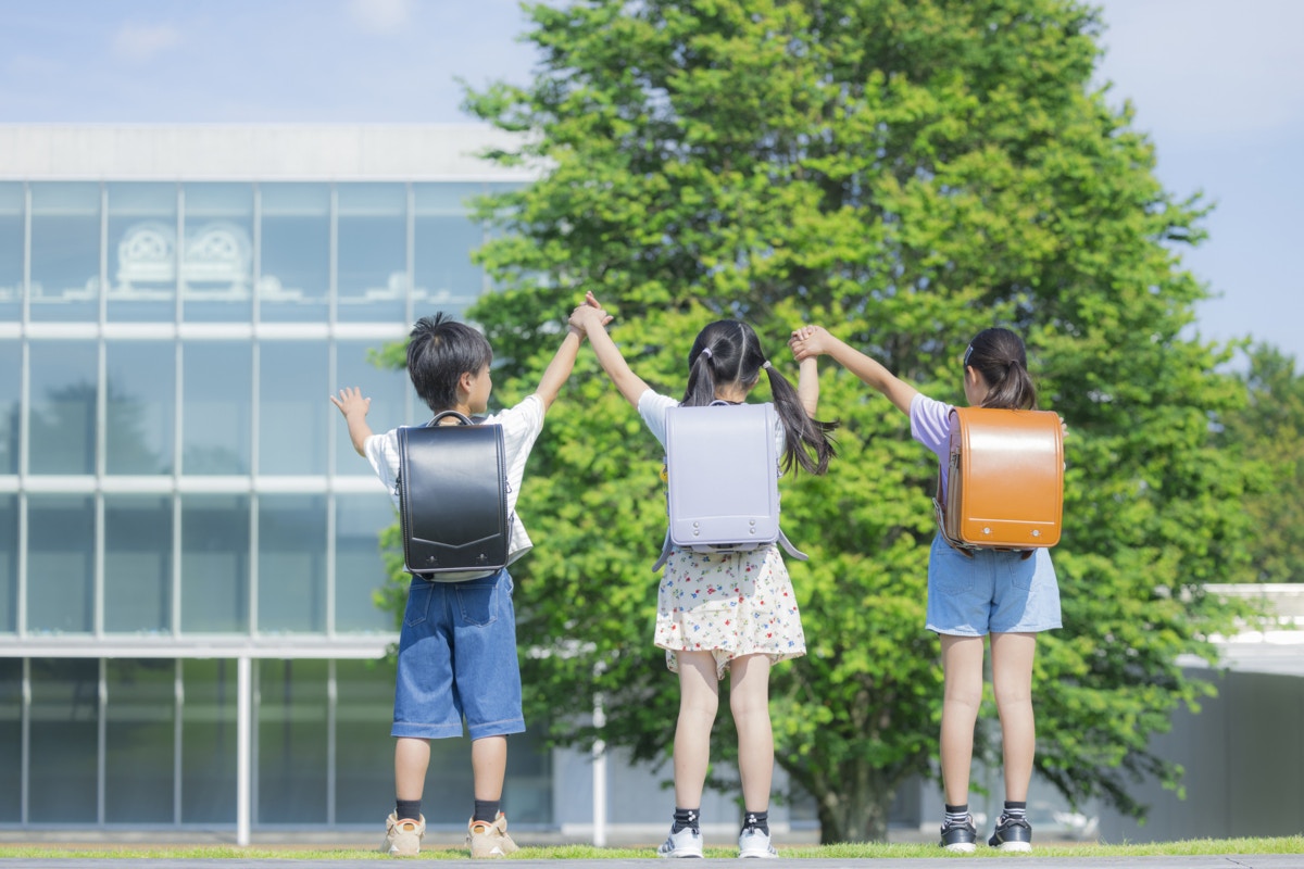 女子　手をつなぐ