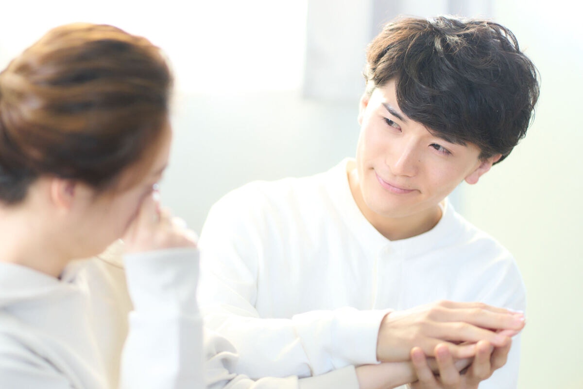 男性　妻　涙　慰める