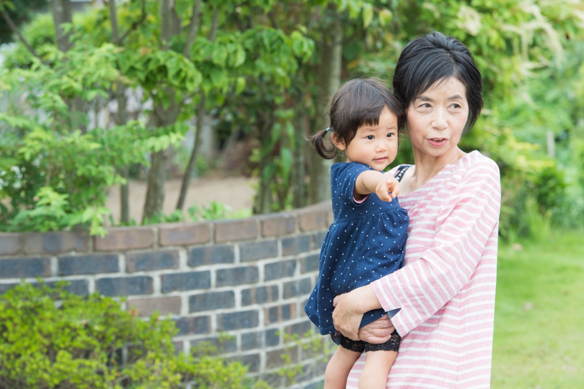 抱っこ　祖母　玄関