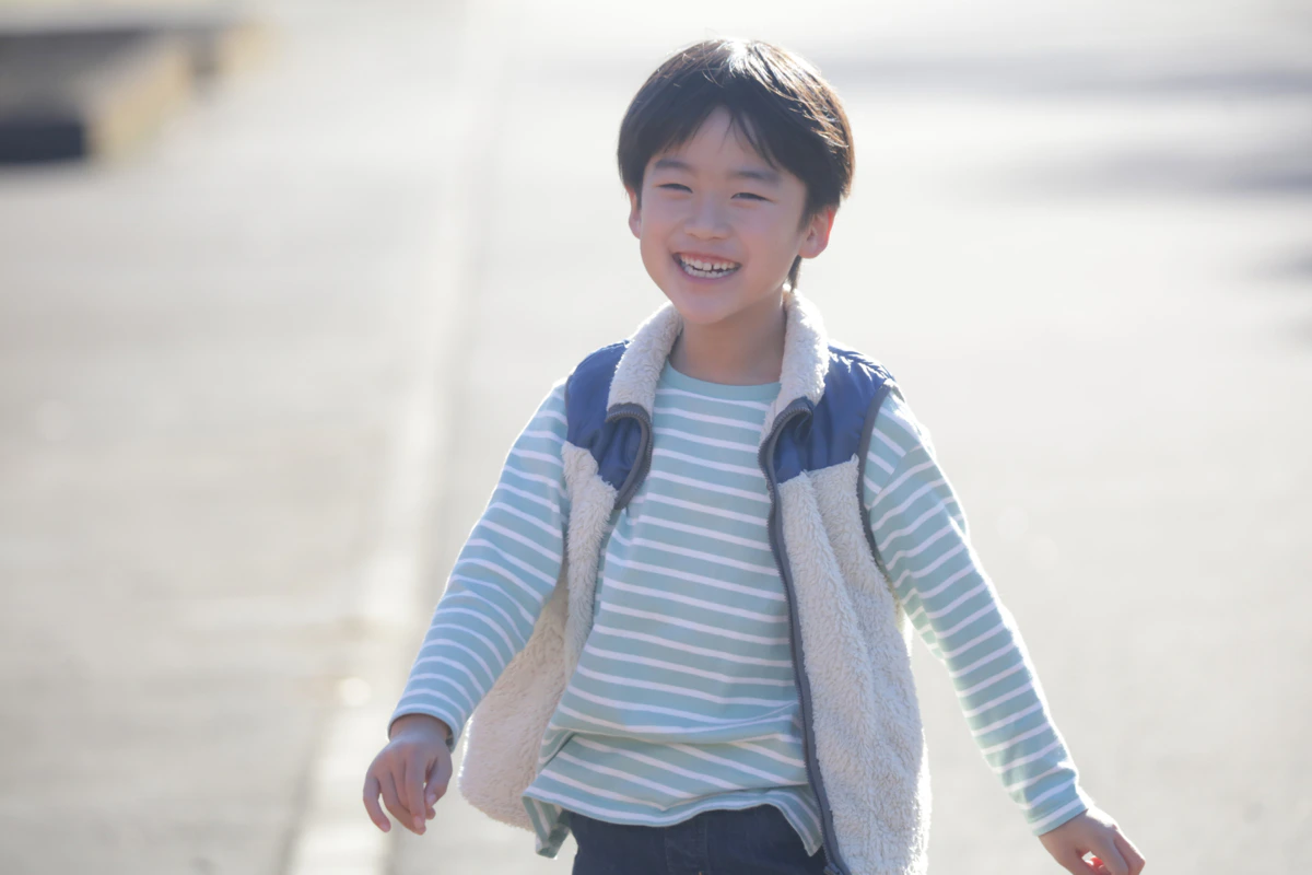 小学生　男の子　笑顔　アップ 　外　　