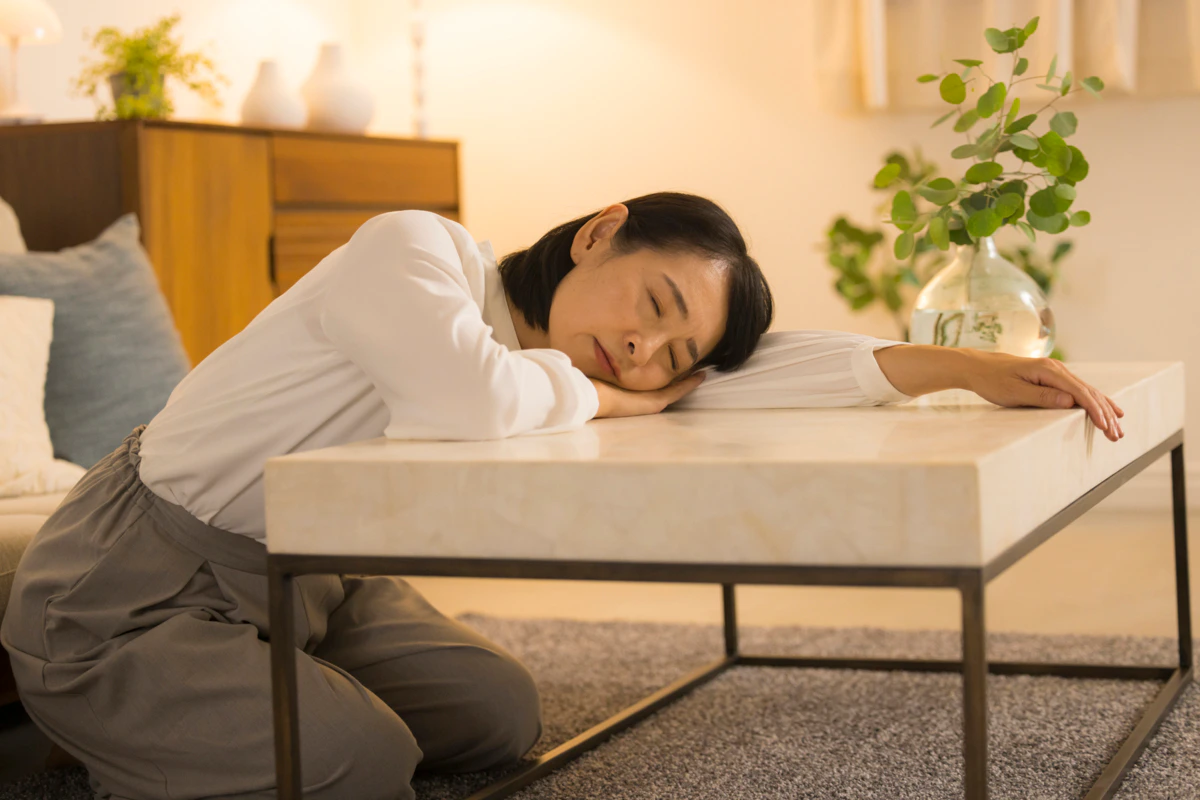 女性　疲れ　ため息　　家