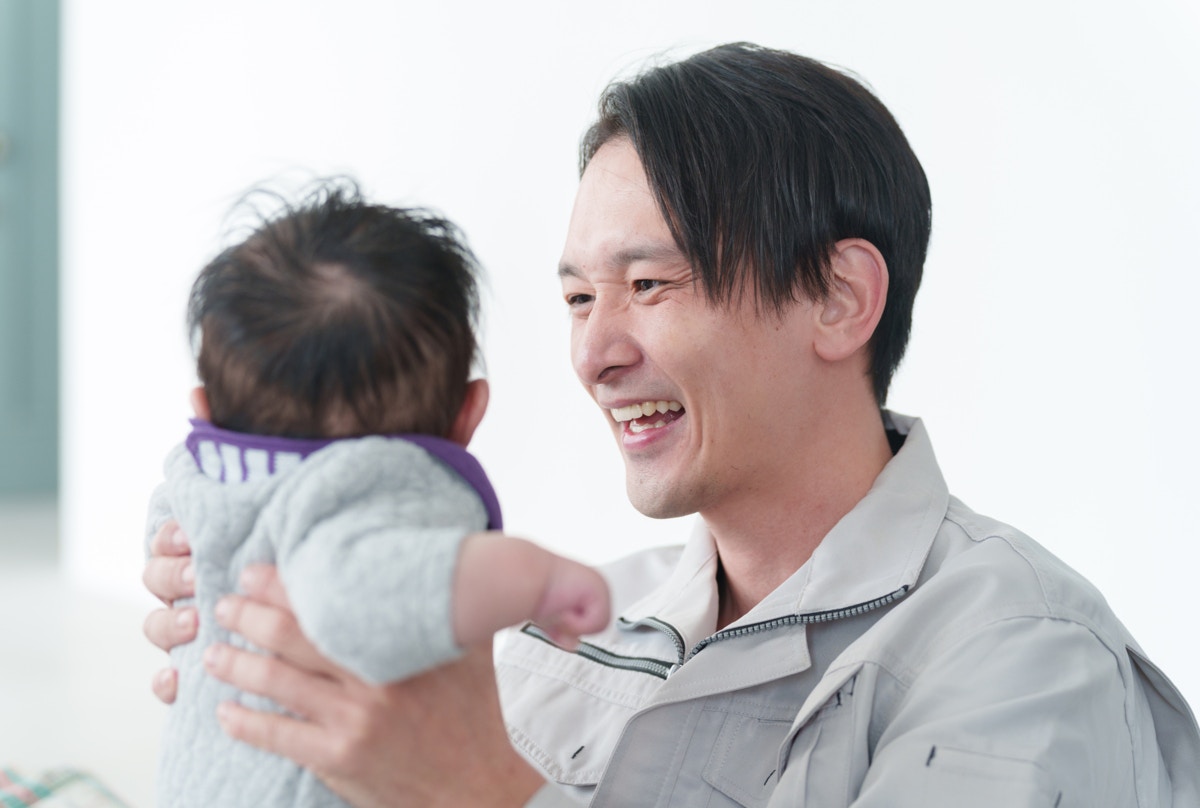 スーツ　男性　赤ちゃん　家庭