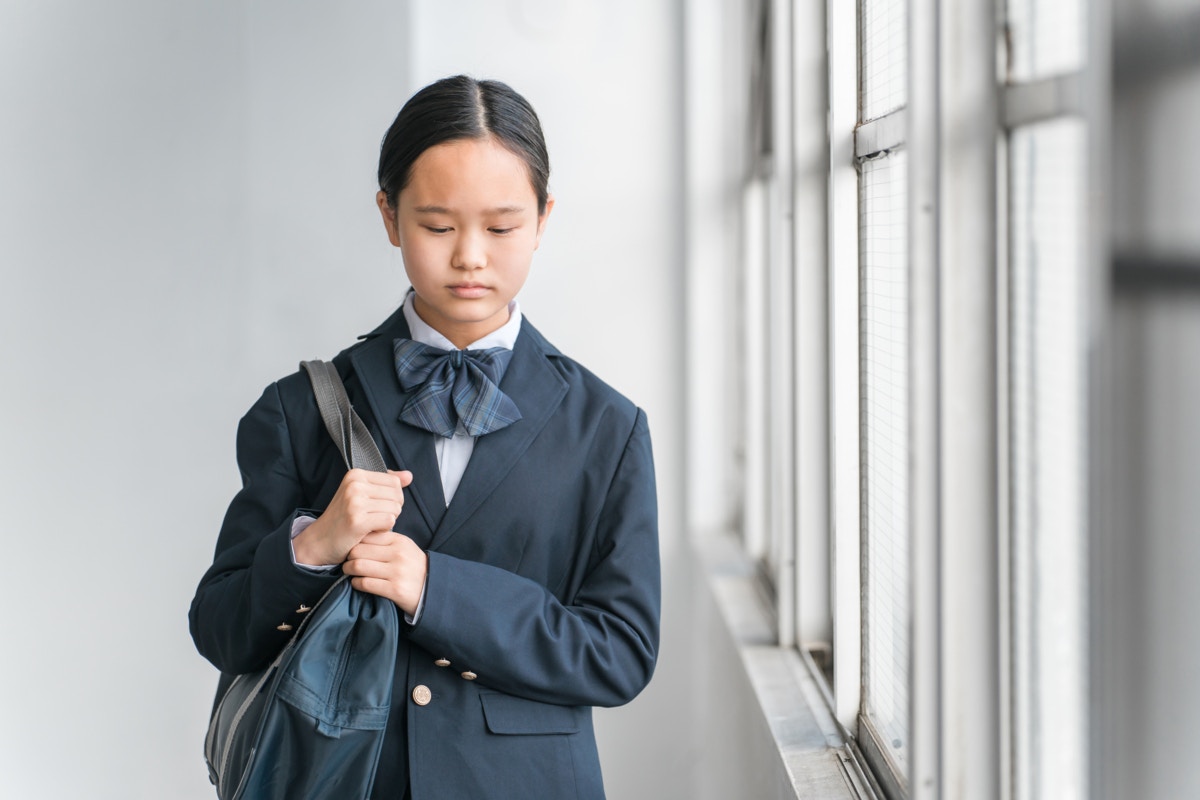 女子中学生　うつむく