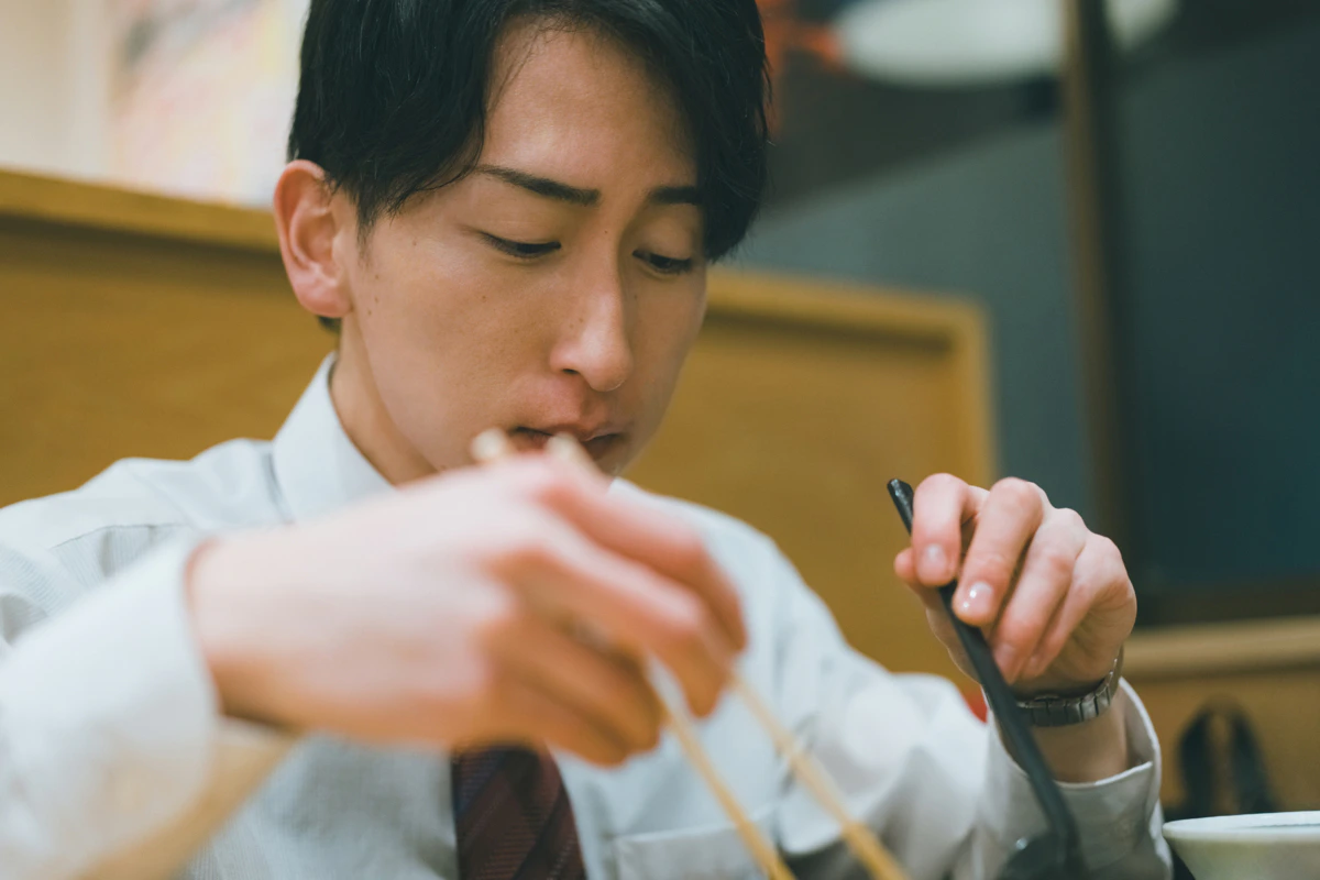サラリーマン　夜　夕飯　食べる