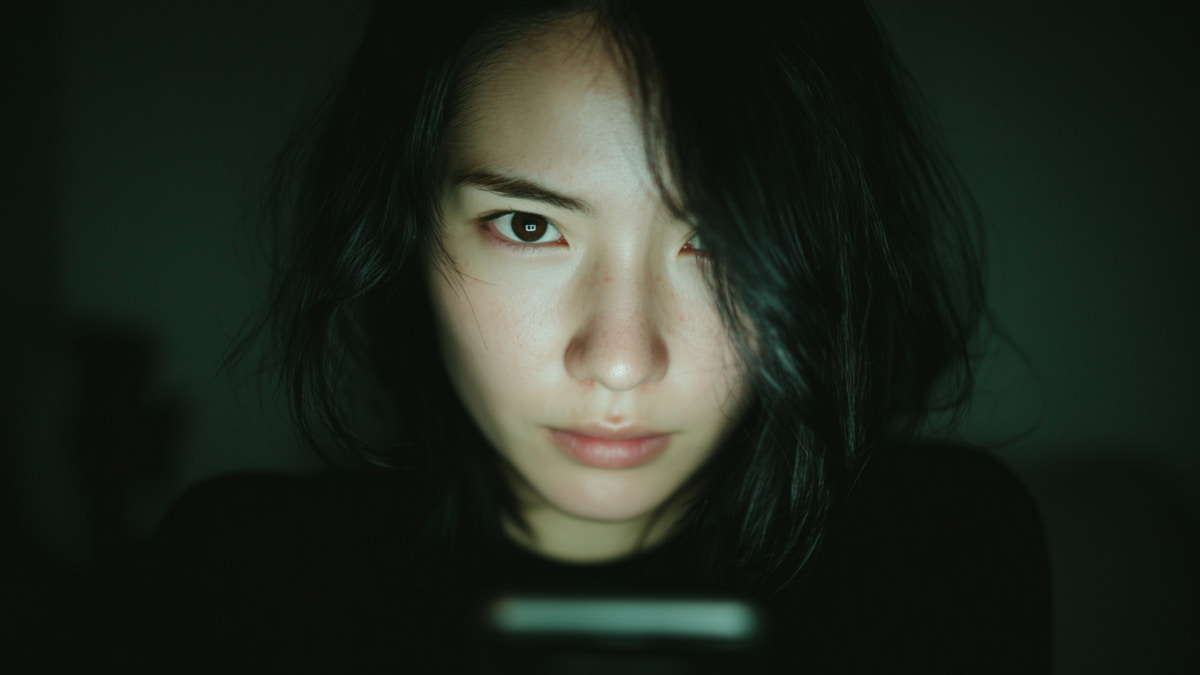 スマホ　見る　夜　真剣
