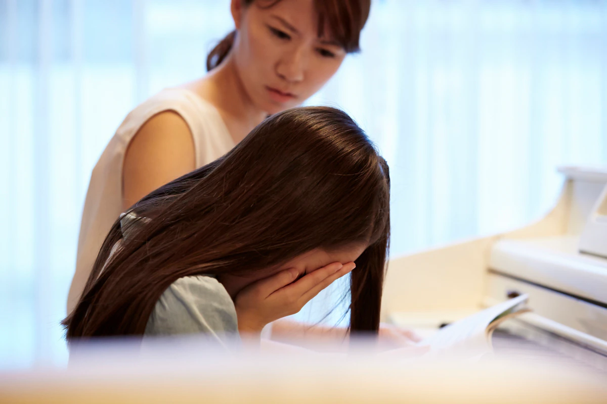 小学生　娘　泣く　慰める