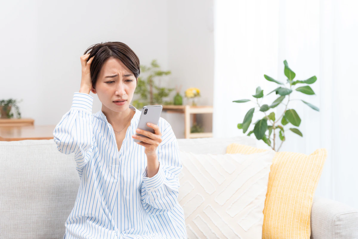 女性　イライラ　家　日本