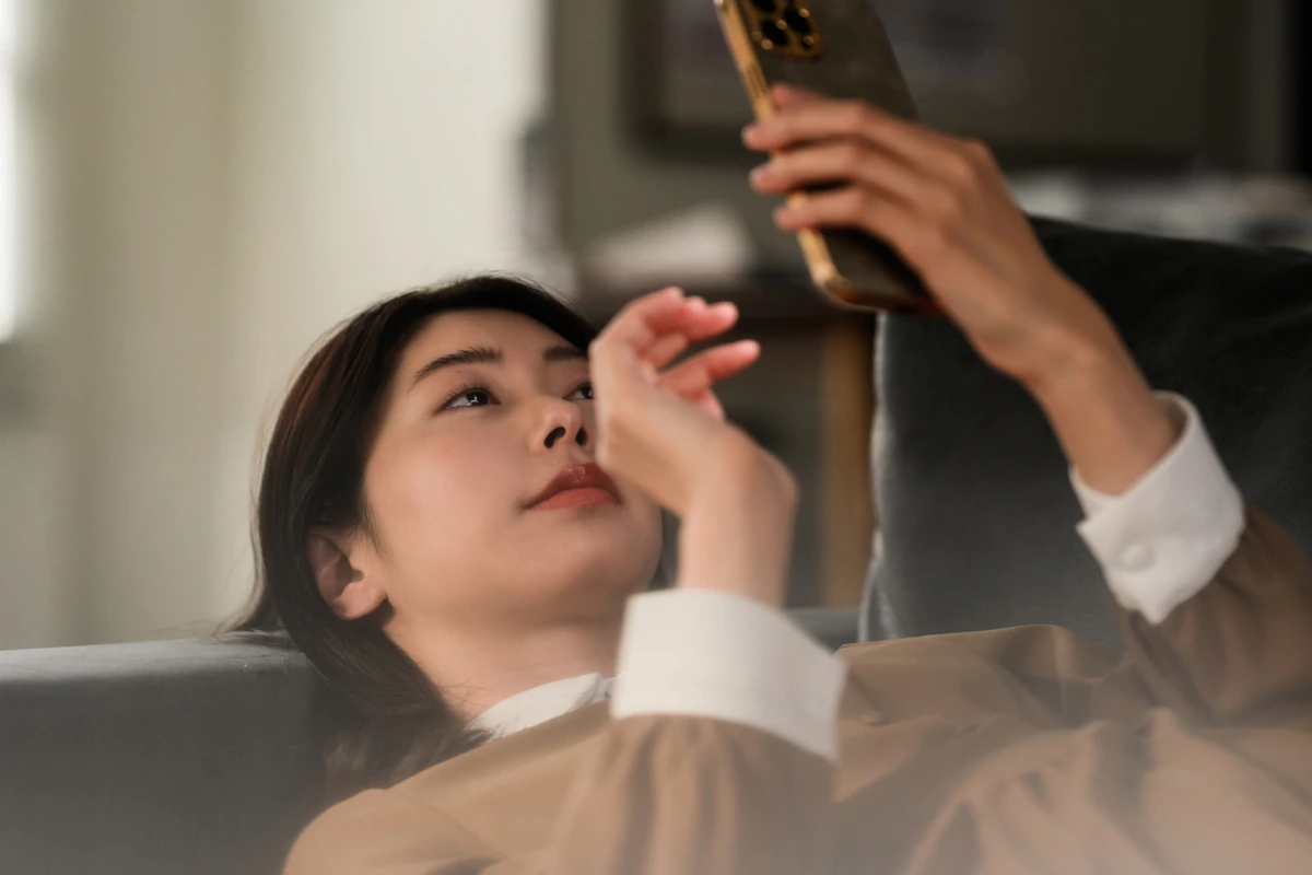 スマホ　女性　夜　切ない