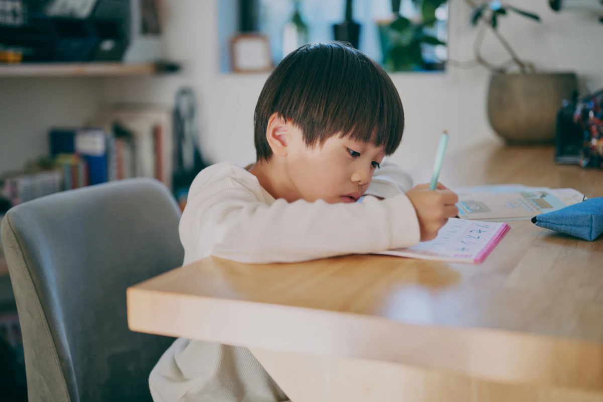 男の子　1人　部屋