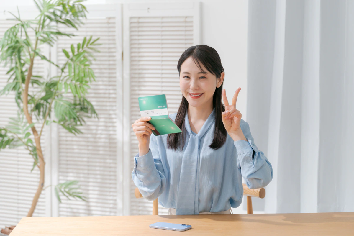 女性　通帳