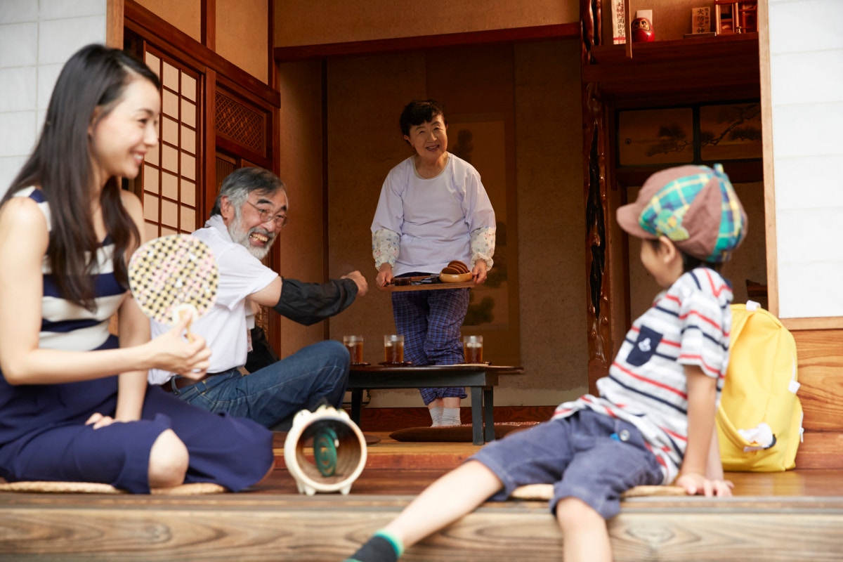 田舎　縁側　家族