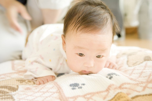 2ページ目 生後1 2 3ヶ月の赤ちゃんの睡眠時間はどのくらい 昼と夜のどちらが長い ママリ
