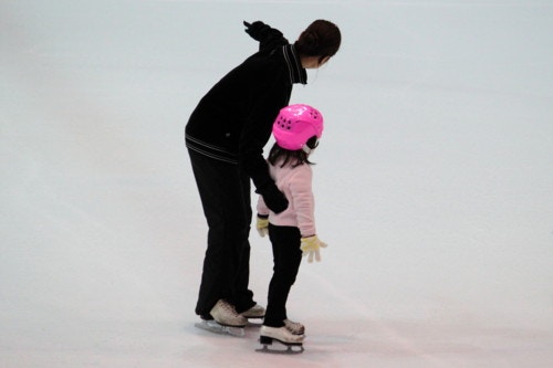 スケートする親子